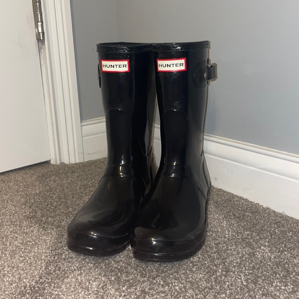 HUNTER BOOTS black short gloss rain boots with buckles - size 8